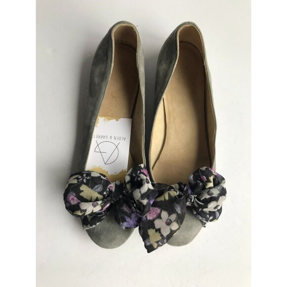 Hego's Gray Suede Ballet Flats W/ Multicolor Floral Bows, Size 8 (US) 38 (IT) - Picture 2 of 10